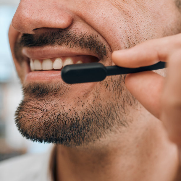 呼叫中心，为客户服务，技术支持或客户关系管理沟通顾问的人或口。销售人员，代理商的特写脸或微笑电话营销咨询，电信联系或常见问题的问题图片下载