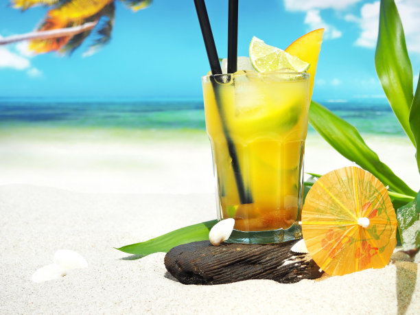 伊帕内玛-海滩上的无酒精鸡尾酒图片下载
