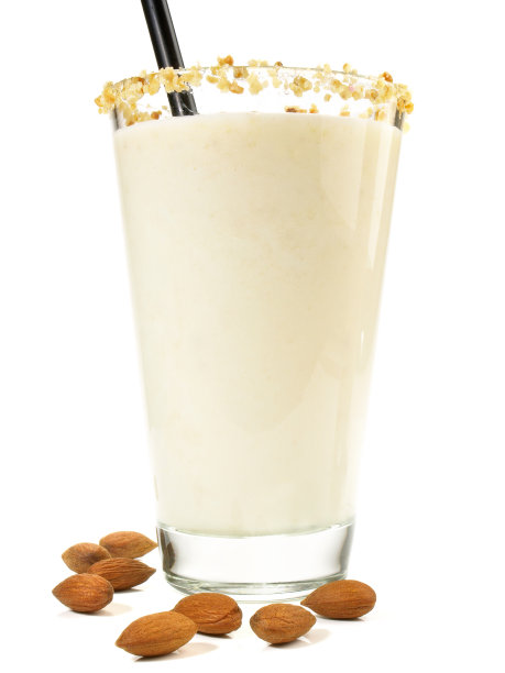 杏仁奶昔在白色的背景-孤立图片下载