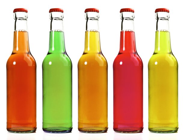 瓶装柠檬水，白色背景-孤立图片下载