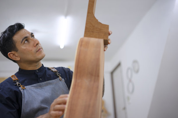 吉他制造商在车间制作吉他图片下载