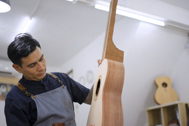 吉他制造商在车间制作吉他图片下载