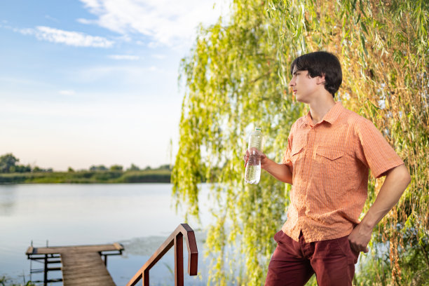 年轻人喝水图片下载