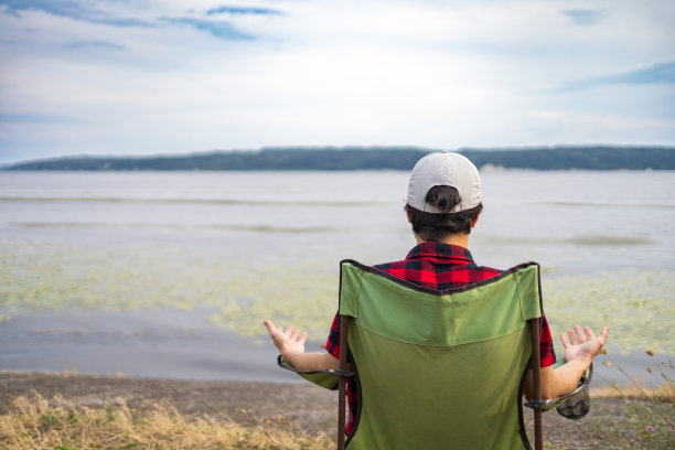 在露营椅上休息图片下载