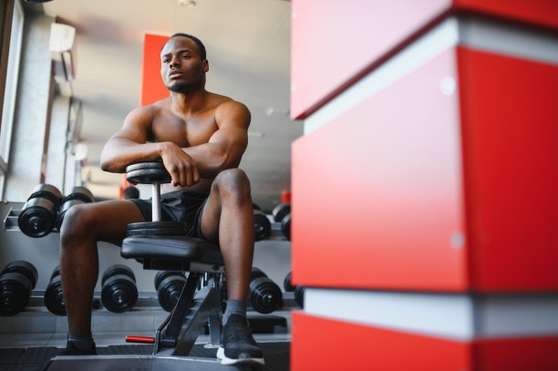 健康的非裔美国人在锻炼后休息图片下载