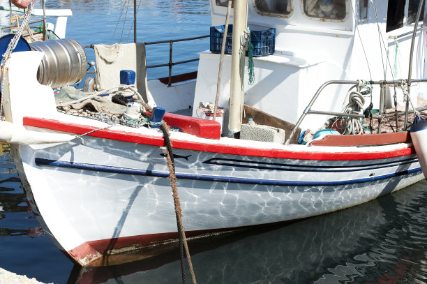 色彩斑斓的渔船停泊在码头边，Agios Giorgios湾和港口，科孚岛，希腊图片下载