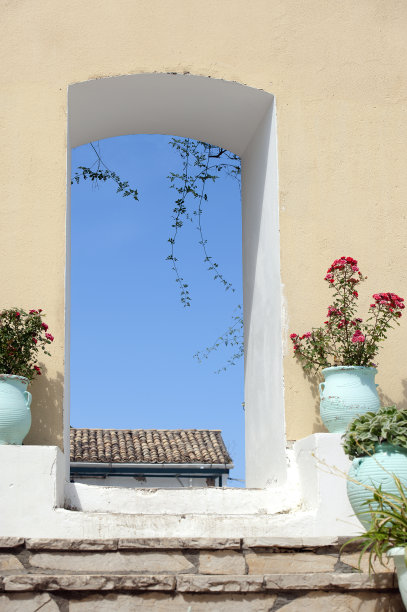 通往庭院和天空的门廊，希腊科孚岛的古奥卡斯特里萨修道院图片下载