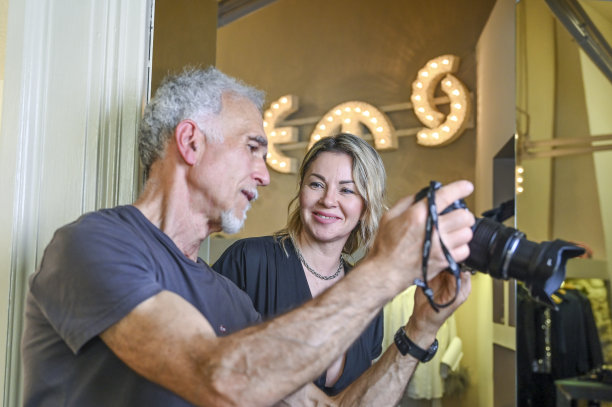 带模型的摄影师图片下载