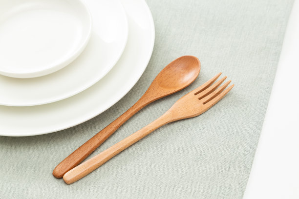 餐垫上的盘子和餐具。图片下载