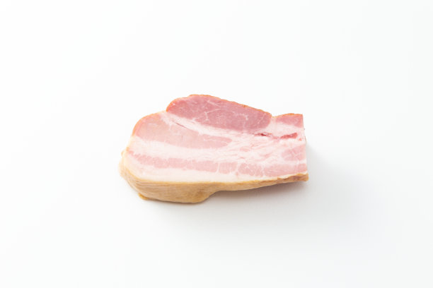 白底熏肉块。图片下载