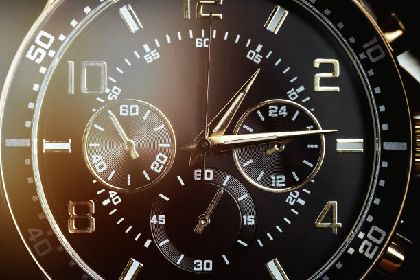 带有指针的黑色手表细节的微距照片。图片下载