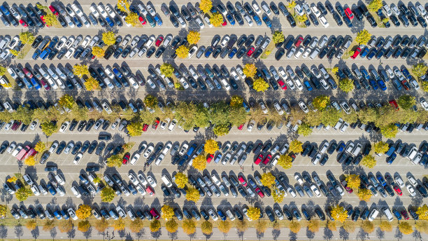 停车场里的车图片下载