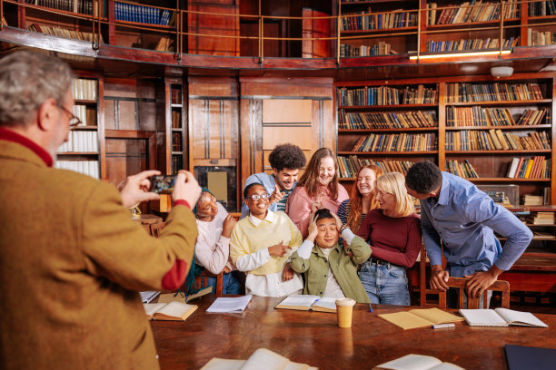 教授在图书馆给学生拍照。图片下载
