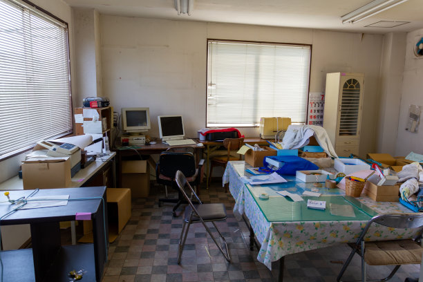 在一家关闭的干洗店里图片下载