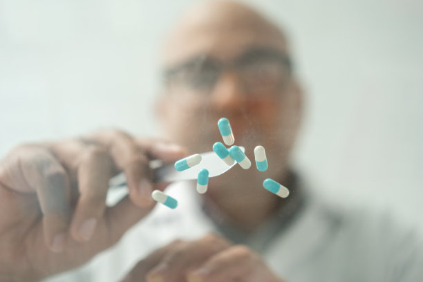 专业的亚洲男药剂师检查药房药品的库存安排。穿着制服的男药剂师站在药品货架旁给顾客开处方图片下载