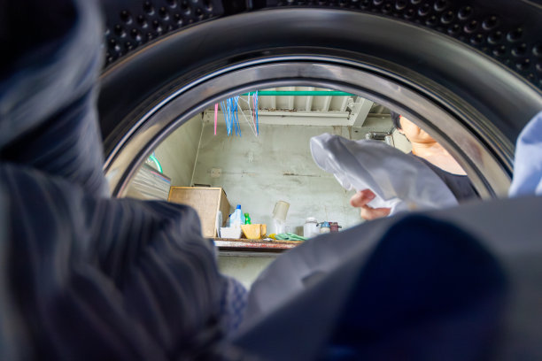 家族企业，亚洲干洗店。老老板和成年儿子。图片下载