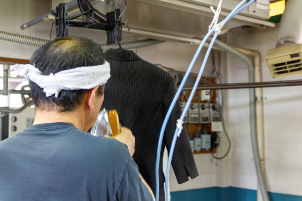 家族企业，亚洲干洗店。老老板和成年儿子。图片下载