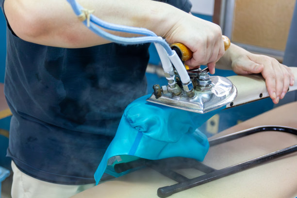 家族企业，亚洲干洗店。老老板和成年儿子。图片下载