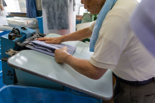 家族企业，亚洲干洗店。老老板和成年儿子。图片下载