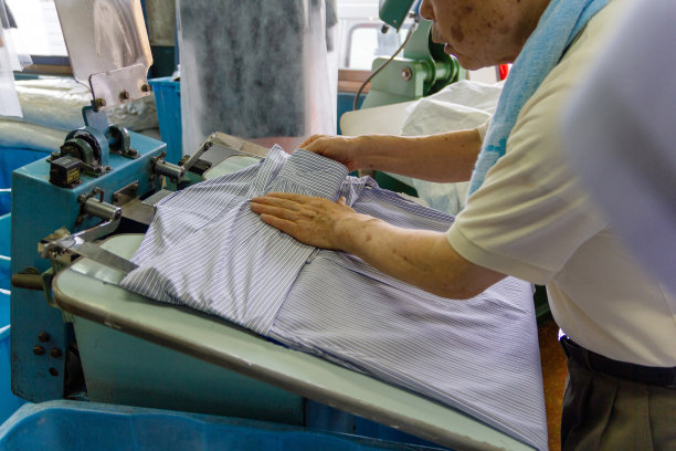 家族企业，亚洲干洗店。老老板和成年儿子。图片下载