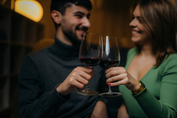 年轻的成年夫妇在家里图片下载