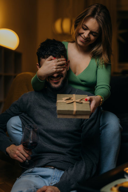 年轻的成年夫妇在家里图片下载