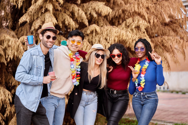 一群来自不同民族的朋友在户外嘉年华聚会时玩得很开心。图片下载