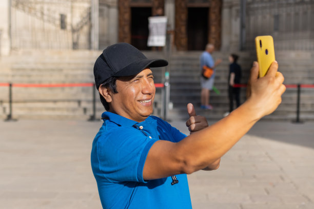 秘鲁男子在自拍。图片下载