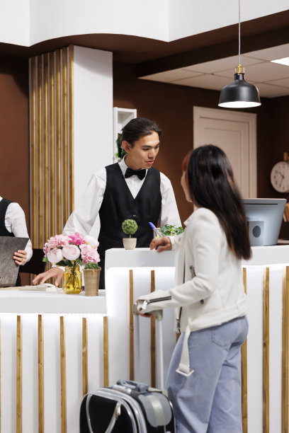 礼宾部检查预订信息图片下载