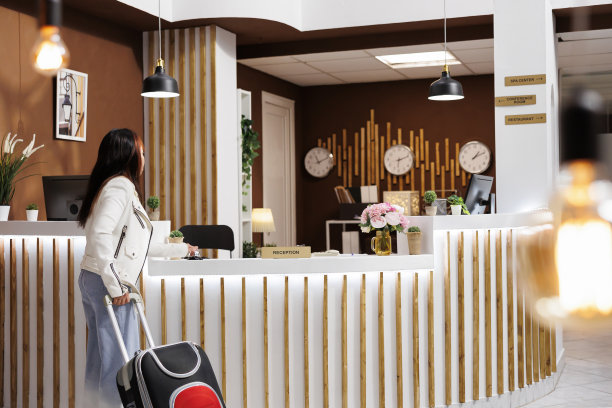 游客在接待处等候图片下载