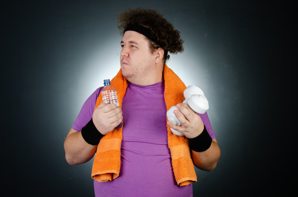 节食的滑稽胖子。健康的生活方式和运动。图片下载