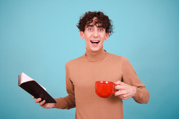 情绪化的家伙，书里有个有趣的故事。工作和学习。图片下载