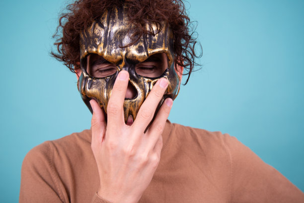 坏男孩在工作室为万圣节摆姿势。图片下载