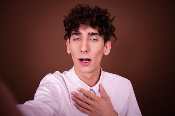 在棕色背景上摆着不同情绪的年轻有趣的家伙。图片下载