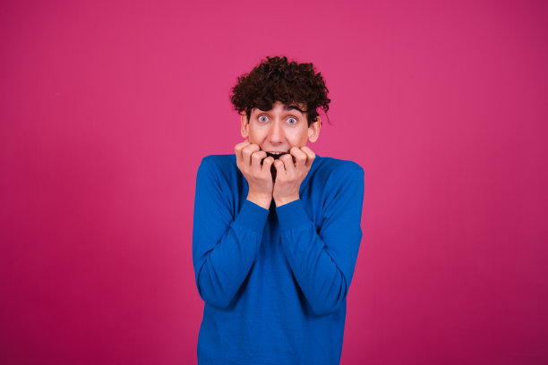 运动和健康的生活方式。有趣的情绪化的家伙在粉红色的背景上摆姿势。图片下载