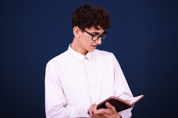 有趣的情绪化的家伙在准备考试。图片下载