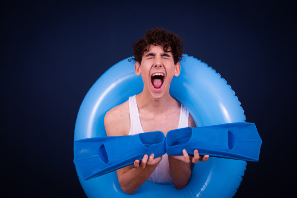 假期和节假日。有趣的情绪化的家伙在准备考试。图片下载