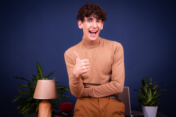 有趣的傻瓜在网上交流，学习和解决工作中的问题。图片下载