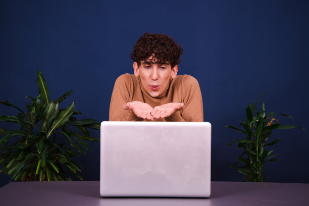 有趣的傻瓜在网上交流，学习和解决工作中的问题。图片下载