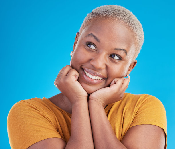 思考，幸福和黑人女性的灵感，机会和选择在一个蓝色的工作室背景。解决问题的人，女孩或模特，微笑或决定与想法，兴奋或解决方案图片下载