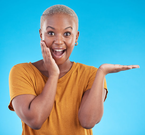 哇，一个黑人女性在蓝色背景上的模型和肖像，用于营销或产品。销售，顾客和一个非洲女孩或推广人员的惊喜和空间的广告或促销图片下载