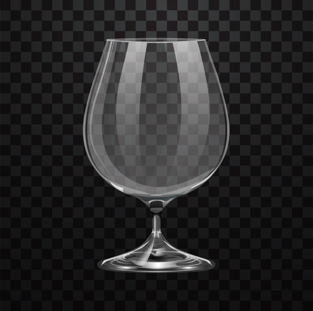 现实的空玻璃干邑或白兰地隔离在透明的背景图片下载