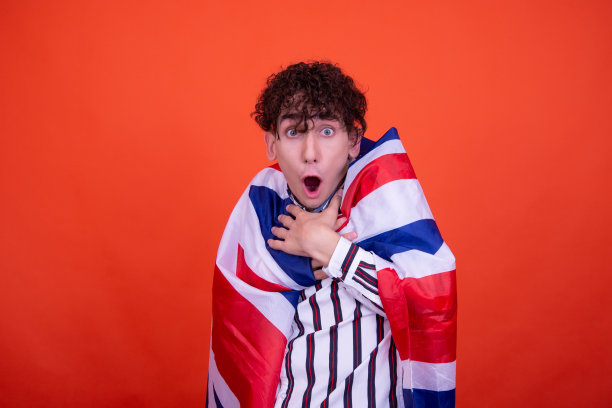 拿着英国国旗的年轻帅哥。图片下载