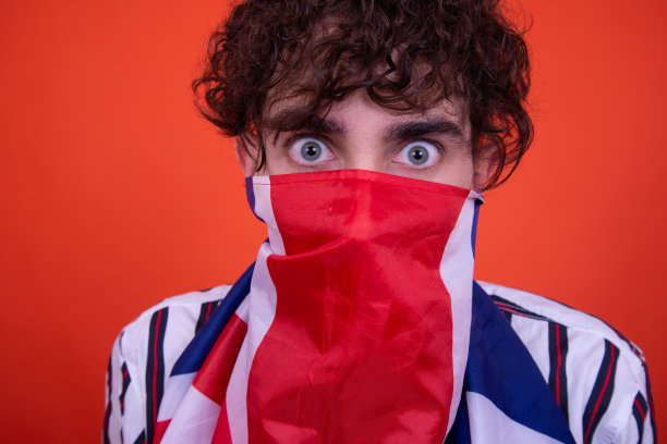 拿着英国国旗的年轻帅哥。图片下载