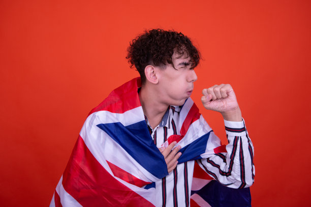 拿着英国国旗的年轻帅哥。图片下载