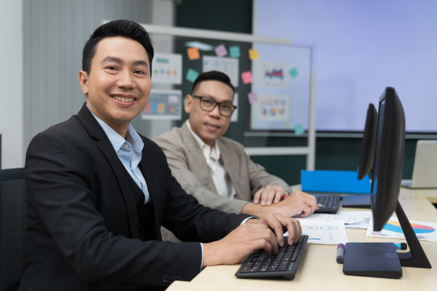 亚洲人，商人和办公室。两个穿着西装的亚洲商人在办公室一起工作和开会图片下载