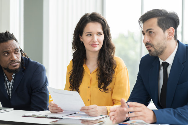 商务男女在办公室开会时讨论战略和商业计划。小组的伙伴会议，并在办公室一起工作图片下载