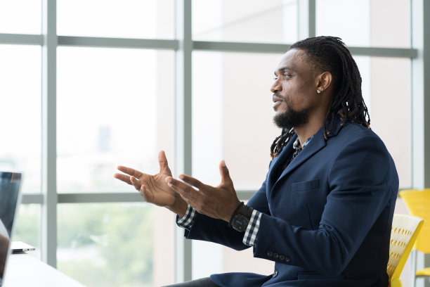 非裔美国商人和办公室。非洲裔美国商人在现代办公室里与同事会面和讨论图片下载