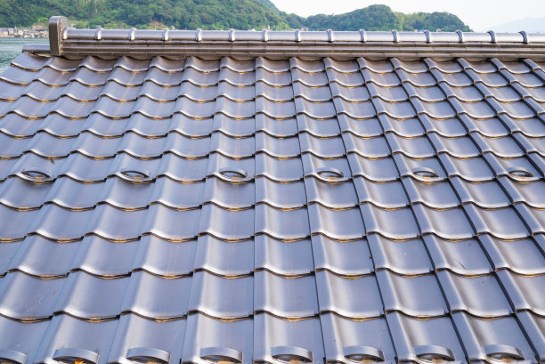 这是一张铺在日本房子屋顶上的瓷砖的照片。图片下载