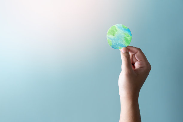手拿着地球。保护世界不受全球变暖影响的理念。图片下载
